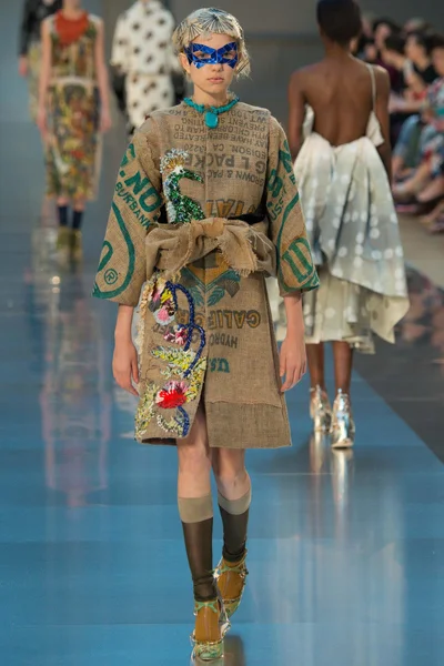 Look 18